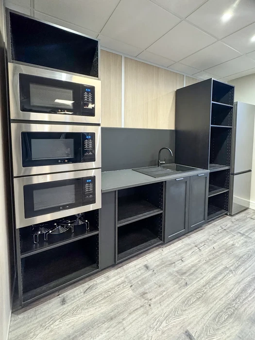 Cuisine moderne équipée avec électroménager encastré