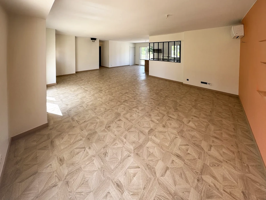 Salle de bain moderne avec douche italienne équipée de deux colonnes de douche thermostatiques chromées