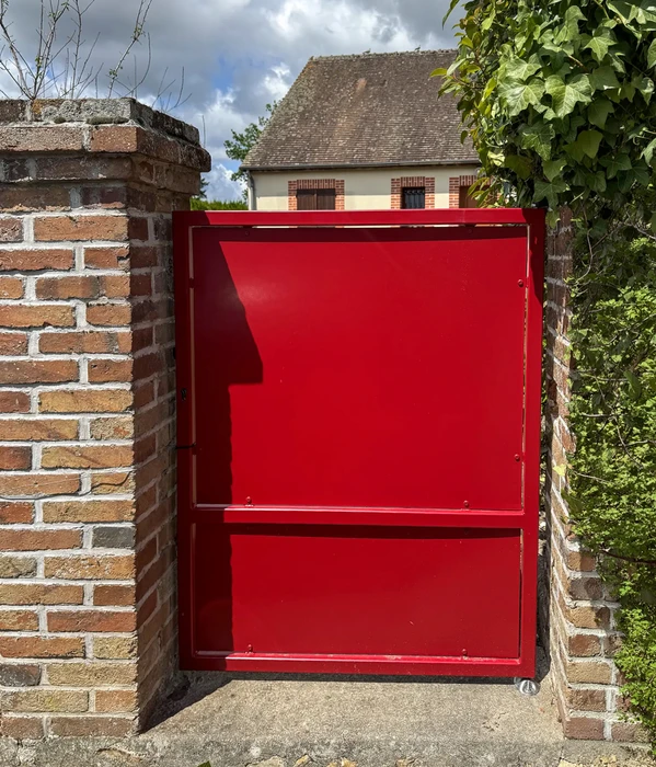 Salle de bain moderne minimaliste avec baignoire blanche encastrée, WC suspendu et robinetterie chromée
