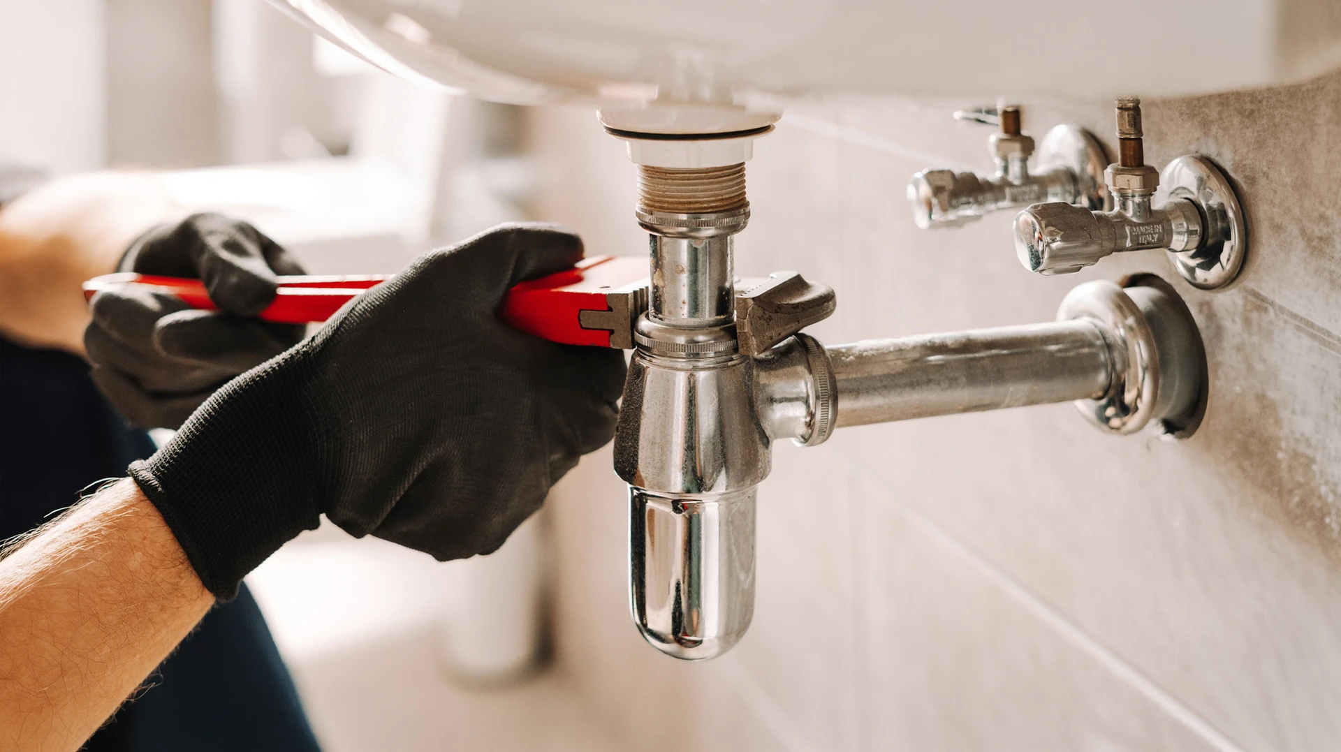 Atelier de bricolage avec outils de menuiserie et construction disposés sur établi en bois