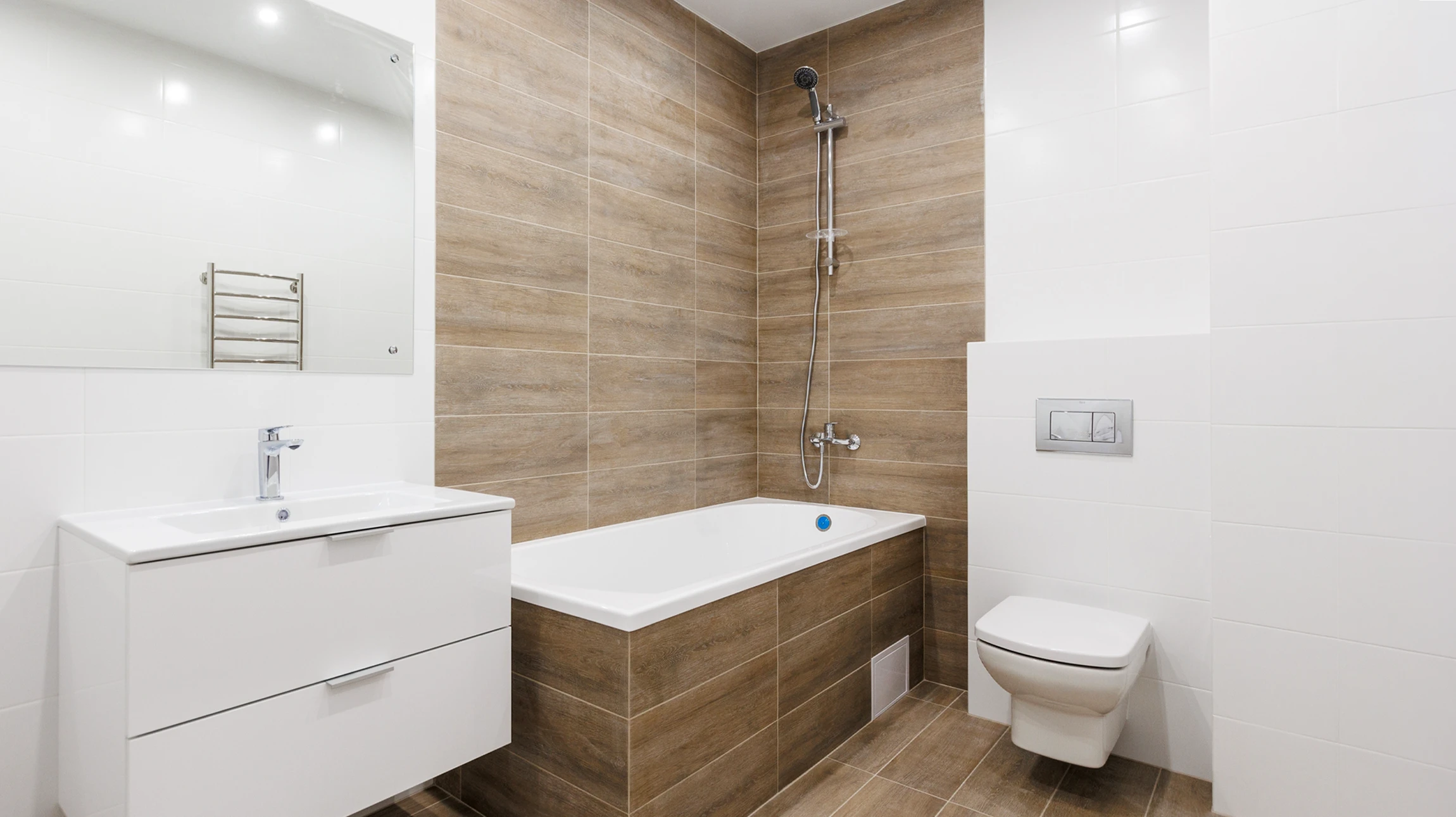 Salle de bain moderne avec douche à l'italienne et meuble vasque suspendu