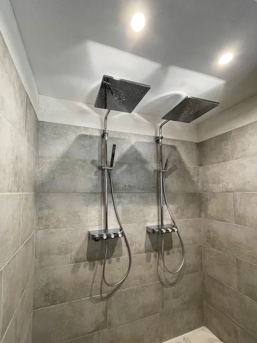 Intérieur de salle de bain moderne avec carrelage blanc