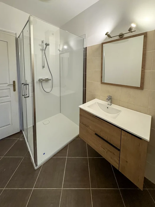 Petit espace sanitaire moderne avec escalier en travertin beige