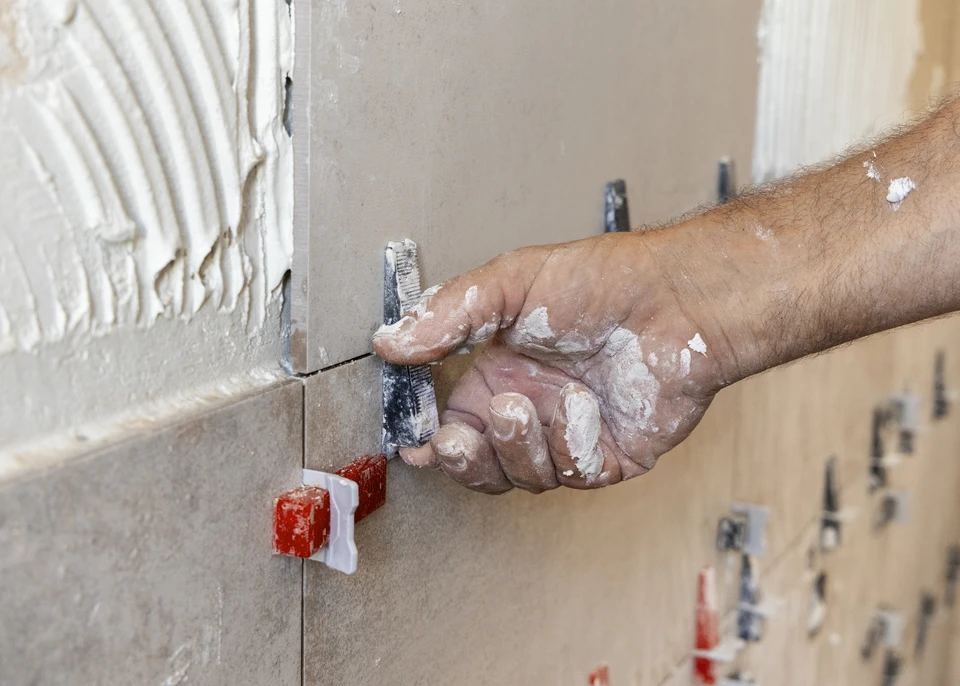 deux tiroirs professionnels installant des carreaux de grand format