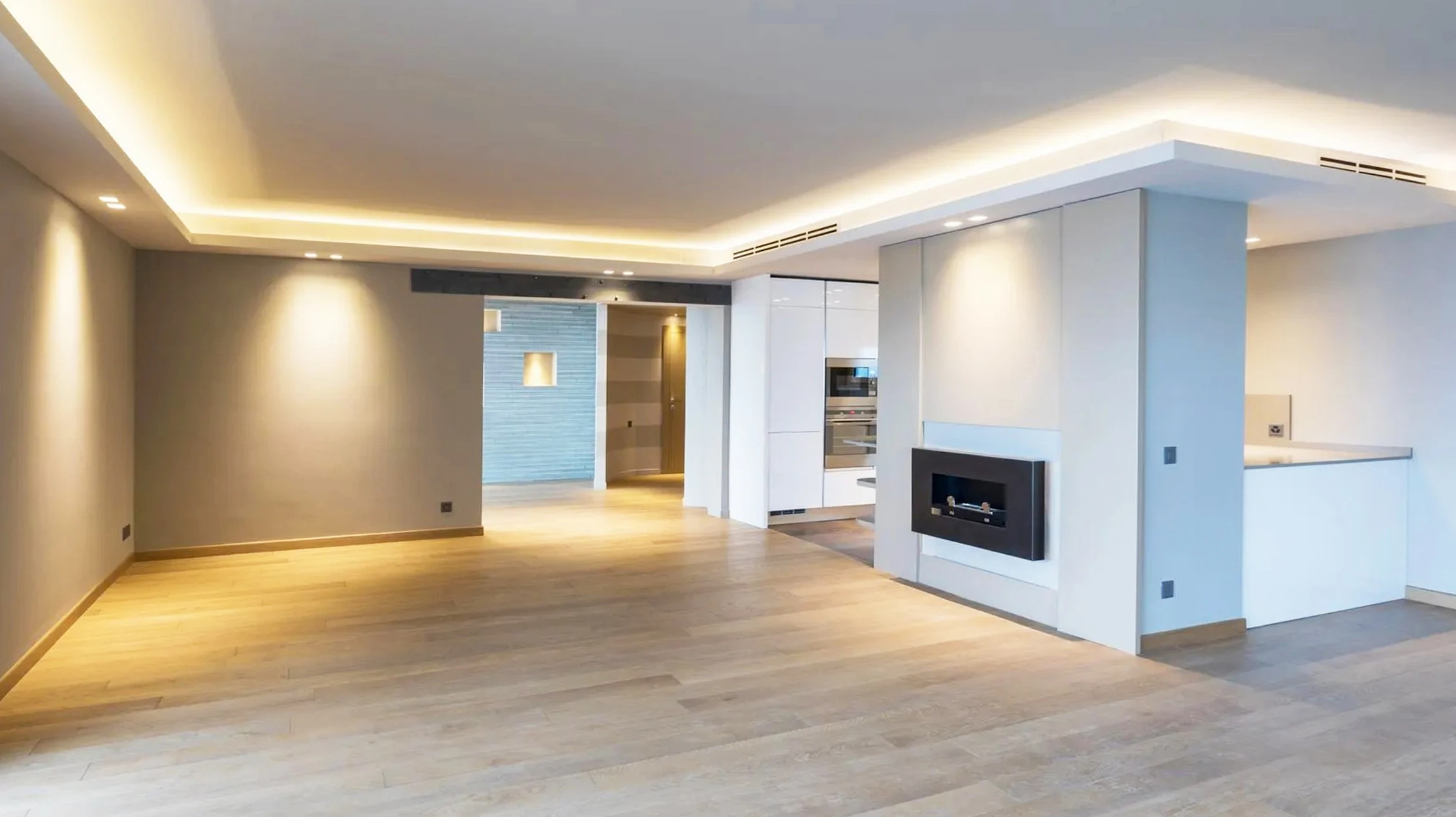 Intérieur résidentiel moderne avec personne tenant smartphone affichant surveillance vidéo multi-caméras