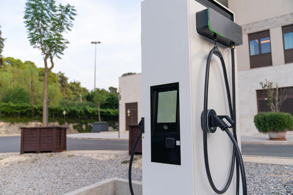 Voiture électrique écologique sur route