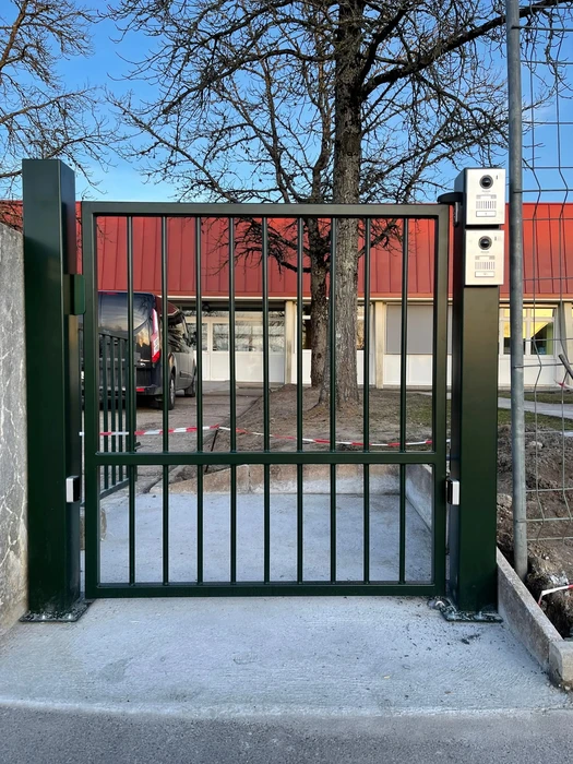 Façade extérieure d'un bâtiment moderne avec bardage métallique vertical de couleur crème