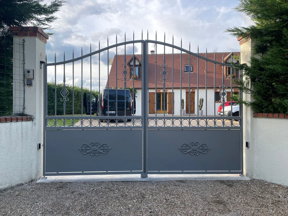 Extérieur d'un bâtiment moderne avec façade à bardage métallique blanc à lames verticales