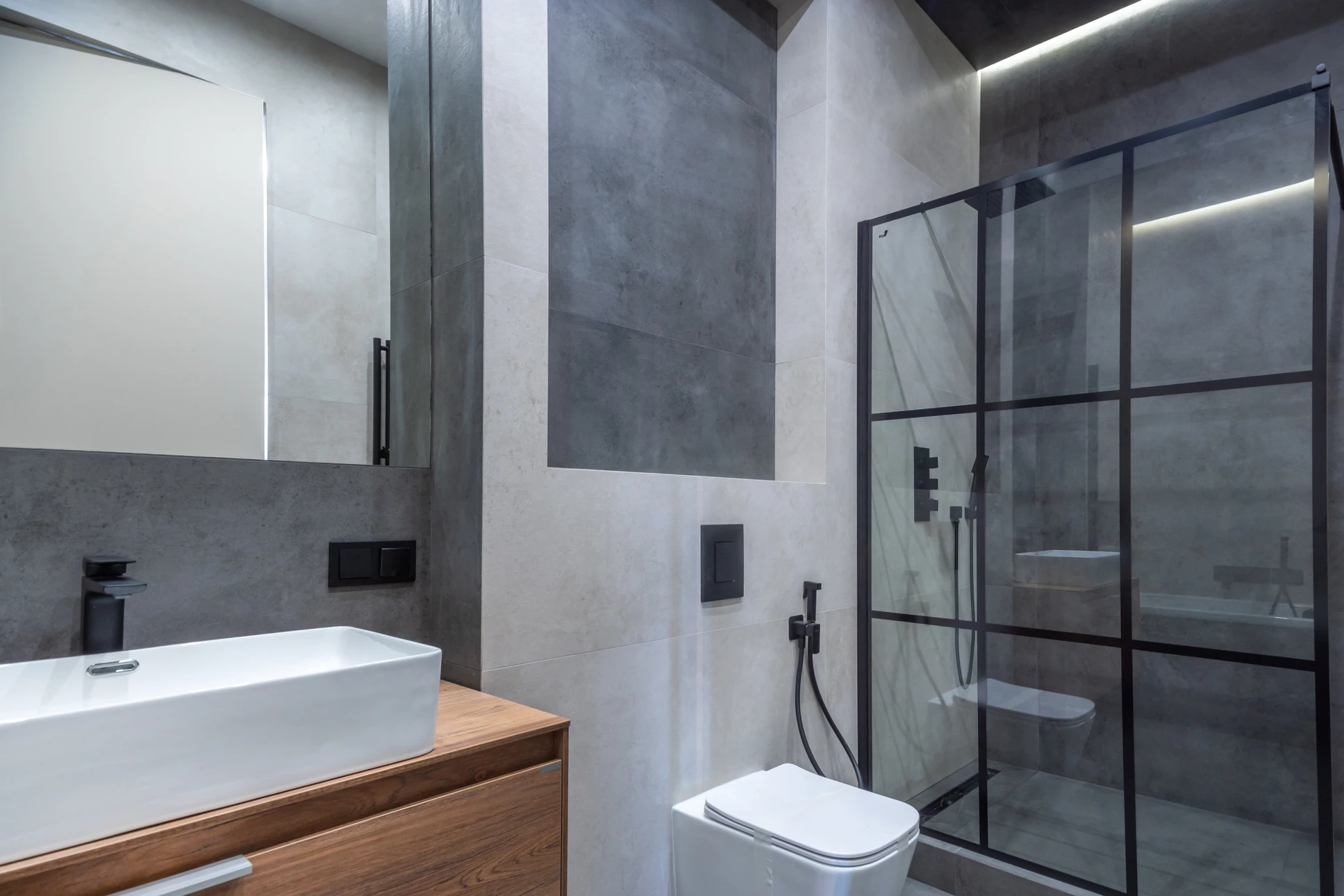 Gros plan sur un peintre avec un outil de brosse recouvert d'un mur de peinture bleu