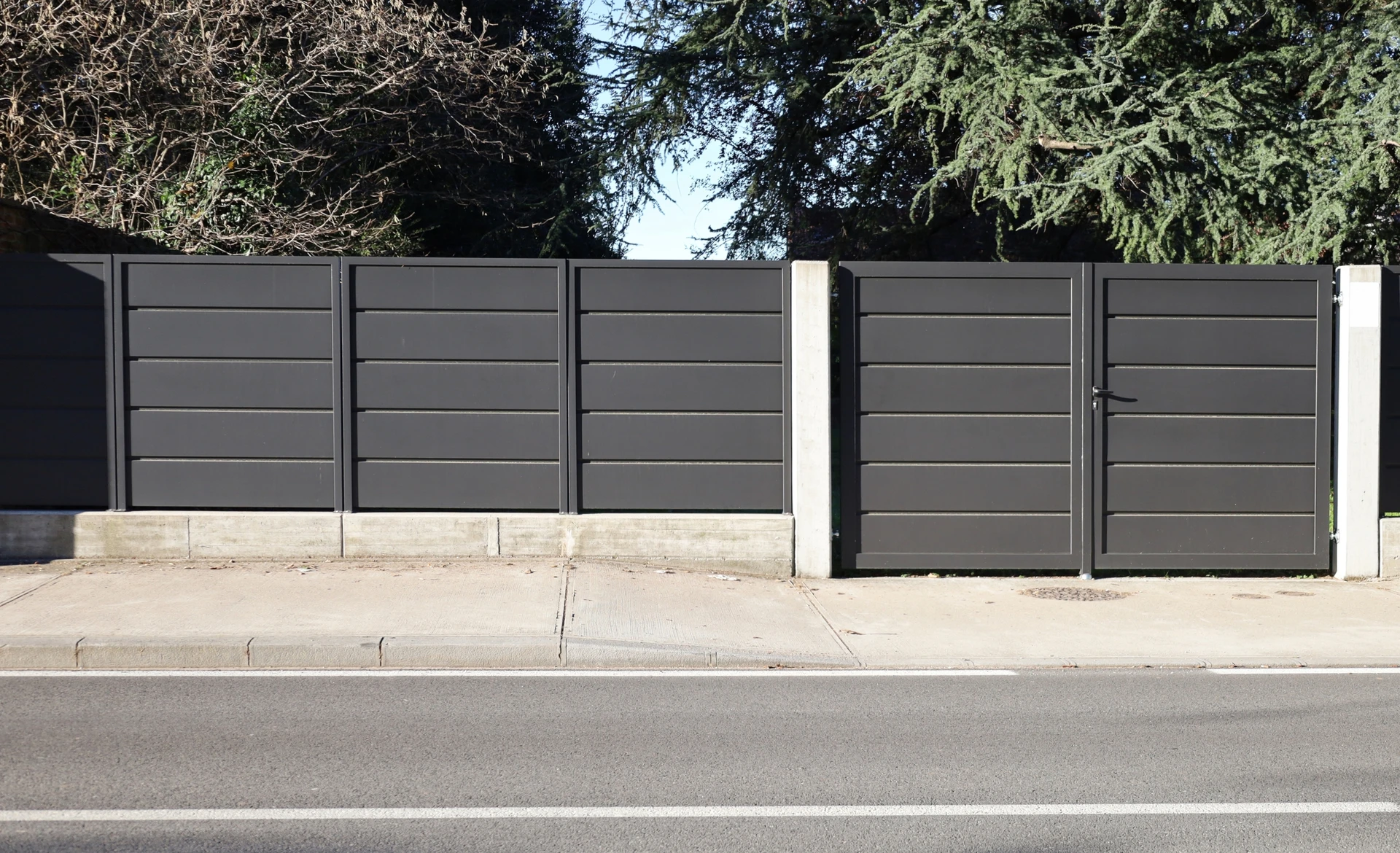 Cuisine moderne équipée en bois clair avec éclairage LED sous meubles hauts