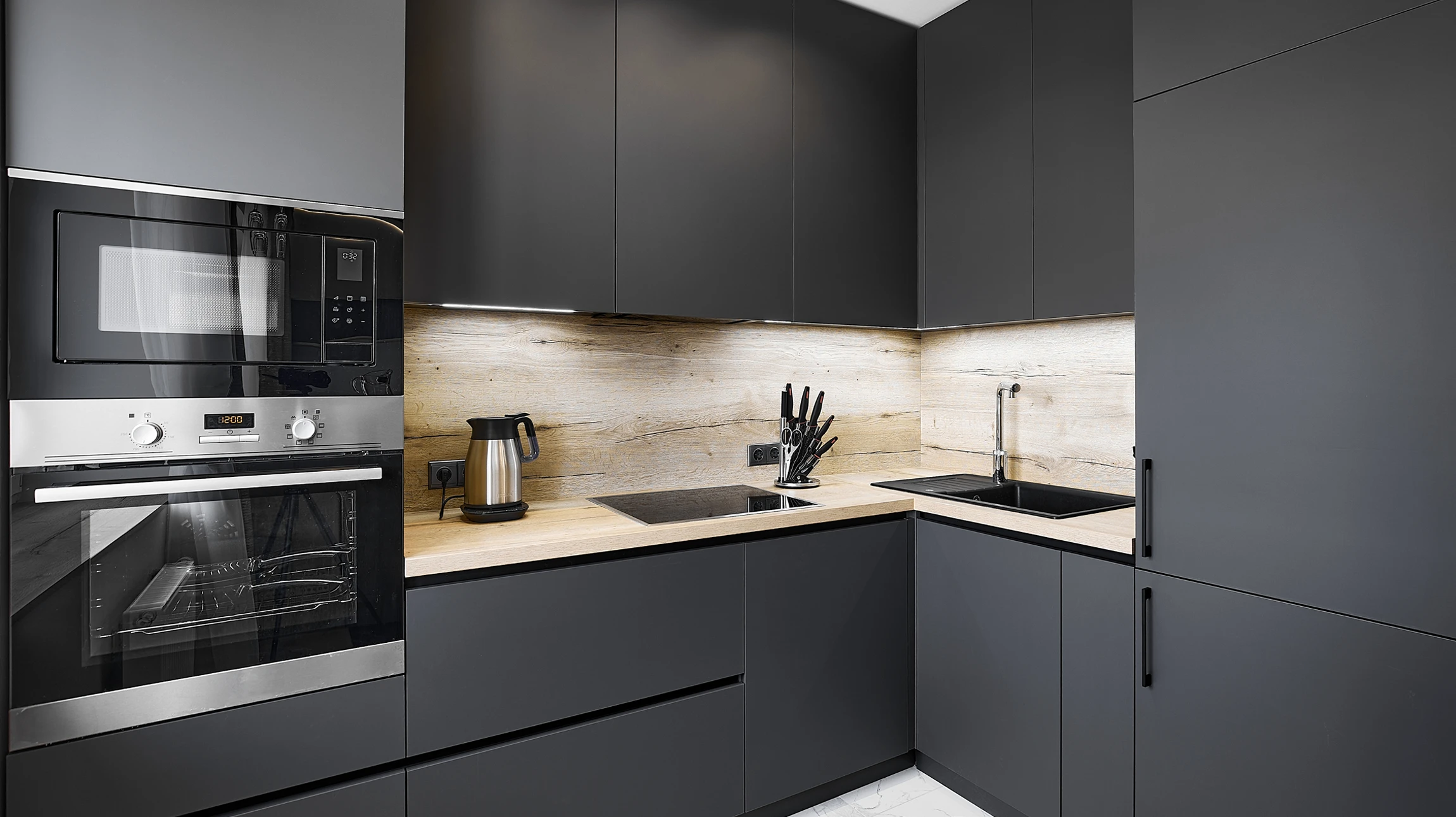 Vue rapproch&eacute;e des concepteurs de l'Int&eacute;rieur travail d'&eacute;quipe avec pantalon et plans de construction de maison sur bureau, architectes travaillant avec une palette de couleurs bleues pour choisir la meilleure peinture pour la r&eacute;novation de la maison