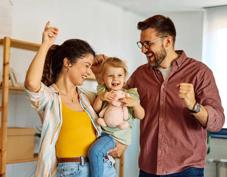 &Eacute;quipe de professionnels diversifi&eacute;e r&eacute;unie dans un espace de coworking moderne effectuant un team building avec superposition des mains